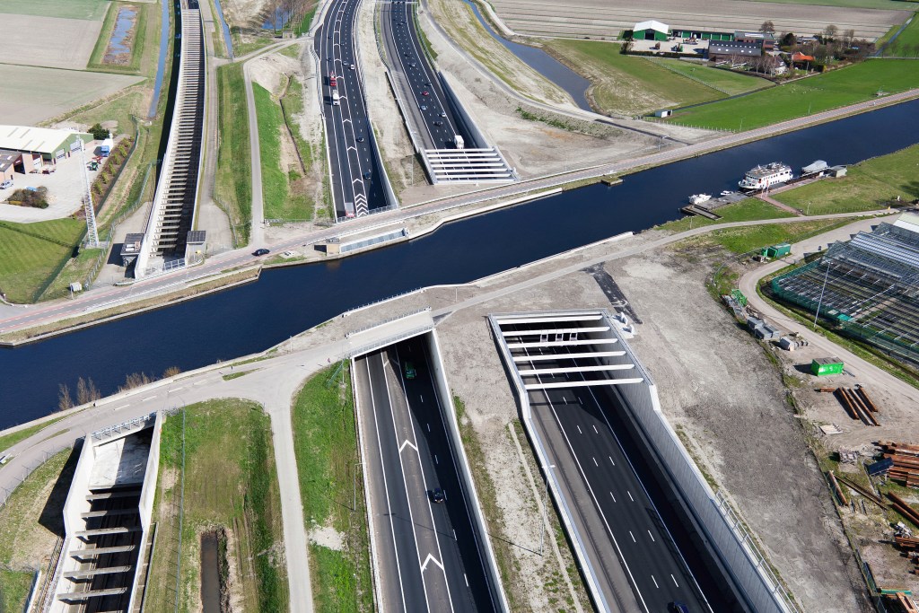 Hoe vervang je een tunnelbak vol water met een doorgaande weg eronder?
