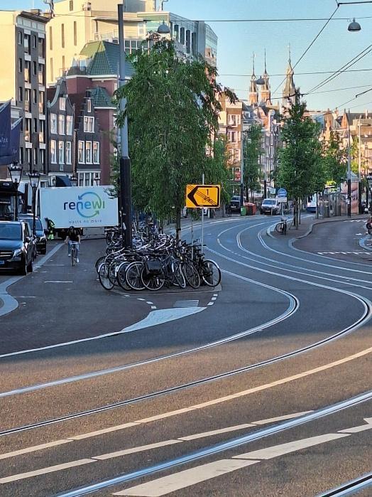 Afbeelding met buitenshuis, Landvoertuig, weg, voertuig
Door AI gegenereerde inhoud is mogelijk onjuist.